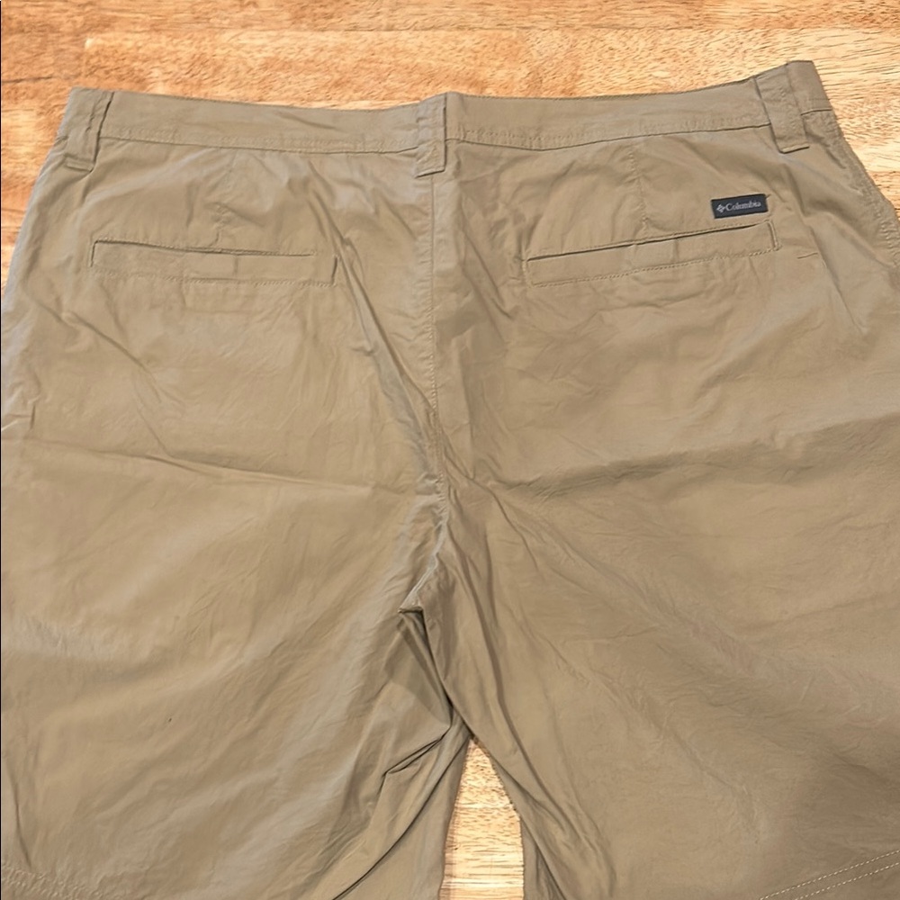 NWOT - Columbia Men's Flat Front Shorts - Tan